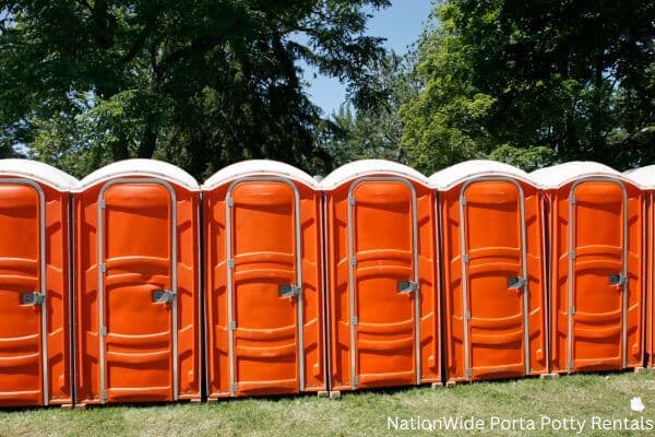 a lineup of clean and well-maintained portable loos for workers in Castle Rock, CO
